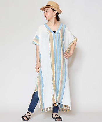 こちらの爽やかなワンピースは、南インドのオリジナルコットン織り生地を使っており、アジアっぽさを最大限感じられる一枚。さらっと一枚で着てもいいですし、デニムやレギンス、ワイドパンツをレイヤードして着こなすのもおしゃれ。