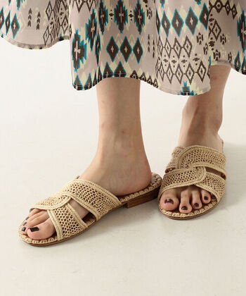 ラフィアで編んだサンダルは、ナチュラルアイテムと相性抜群で季節感のあるコーデを演出してくれます。ちなみにラフィアとは、ラフィア椰子の葉を加工して作られた天然素材で、柔軟性に優れており、使うほどにしなやかになるのが特徴。型崩れしにくく長く愛用できます。