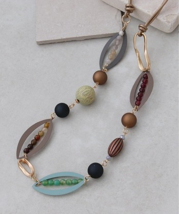 色とりどりのウッドやビーズを連ねたおしゃれなネックレス。程よいオリエンタル感がコーディネートをおしゃれに格上げ！年齢問わず長く愛用できますよ。