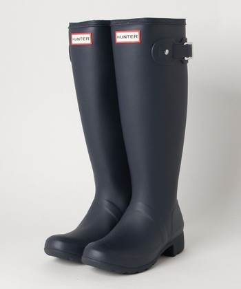 ロングレインブーツといえば「HUNTER」というほど、定番中の定番アイテム。スーパーモデルのケイト・モスがフェスで履いていたことで日本でも大ヒットして以来、おしゃれレインシューズの地位を長年キープしています。

軽量で高品質な天然ラバーを使ってハンドメイドで作られているため、脚を包み込むホールド感が抜群。サイドにはバックルがあしらわれ、レインシューズとは思えないほどの高級感があります。