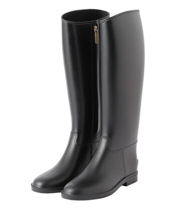 どんなスタイルにも合うレインブーツを探している人におすすめしたいのが「マッキントッシュ フィロソフィー」のレインブーツです。乗馬ブーツを連想させるシンプルなデザインで、普段使いのブーツと見間違えるほどスタイリッシュ。長めの筒丈が脚をきれいに見せてくれる効果もあります。

サイドファスナー仕様になっているため脱ぎ履きがしやすいのも嬉しいポイント。スカートに合わせたり、パンツをインして履いてもキマりそうです。