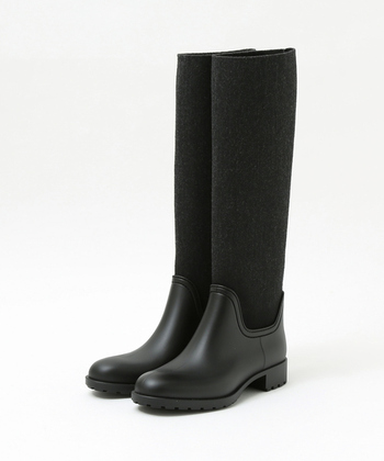 シルエットの美しさに定評があるイタリアのシューズブランド「FABIO RUSCONI（ファビオ ルスコー二）」のレインブーツは、足元はポリ塩化ビニル素材、足首から上は伸縮性のある生地を使ったつくり。生地部分は防水・撥水ではありませんが、そのぶんロングブーツでも蒸れにくく、脱ぎ着がしやすいというメリットも。

ヒールが3cmあり、雨の日でもおしゃれを楽しみたいときにぴったりです。
