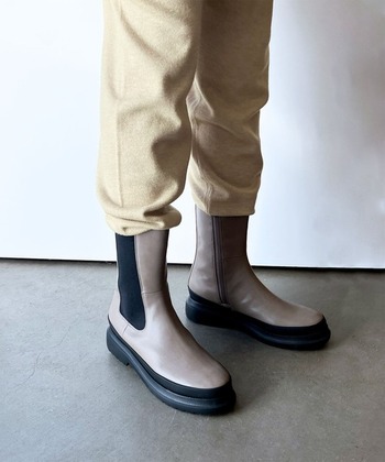 エッジ感のあるチャンキーソールがおしゃれなブーツですが、撥水スエードで作られた晴雨兼用モデルです。ファスナーには水の侵入を防ぐ止水ジップを採用し、完全に防水はできませんが雨の日でも履けるように作られています。

中敷には「Leafrex（リーフレックス）」という合成皮革を使用。優れた抗菌防臭効果と天然皮革の数倍もの通気性もあるため、長時間着用の蒸れやニオイを軽減してくれます。