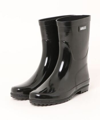 フランスのスポーツカジュアルブランド「AIGLE（エーグル）」の作るレインブーツは、スポーティさとスタイリッシュさを兼ね備えたデザインで使い勝手抜群。オフィスコーディネートからアウトドアシーンまで対応してくれます。

フット感があり歩きやすいミドル丈ブーツですが、柔らかくて伸びの良い天然ゴムを採用しているから、スムーズに脱ぎ履きできます。

