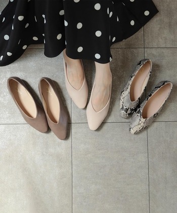 合成皮革を使い、生活防水設計で作られた晴雨兼用のパンプスです。防滑ソールを使用しているので濡れた道でも安心して歩け、お手入れもさっと汚れや水を拭き取るだけ。

足をキレイに見せてくれるVカットの履き口でシンプルなデザインのため、ボトムを問わず合わせることが可能。22〜22.5cmとサイズ展開が多いのも嬉しいポイントです。そして何よりも魅力はそのリーズナブルな価格。税込み5000円以下で気軽に購入できるのが嬉しい。