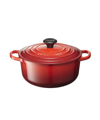 独自のスチームコントロール機能で、素材の雑味は逃しながら、旨味と栄養をしっかり閉じ込めてくれる鋳物ホーロー鍋。

20cmは、2〜4人分の料理を作ったり、３合のお米を炊くのに最適なサイズです。

色は、ホワイトやグリーン、ブルー、イエロー、オレンジ、レッドなど全9色展開。色選びに迷ったら、まずは定番人気のチェリーレッドがおすすめです。