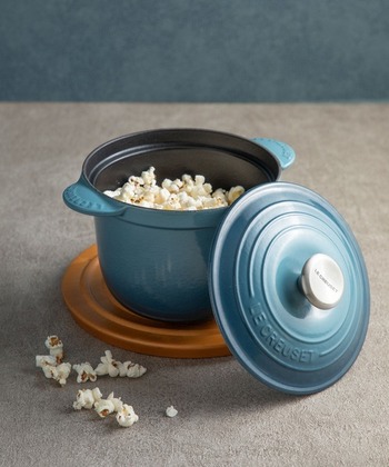 日本の土鍋にヒントを得て、フランスの職人とともに日本のライフスタイルに合うように開発されたお鍋です。

深さがあるので、炊き込みご飯や煮物、煮込み料理はもちろん、少量の揚げ物やパン作りもできます。お米なら３合も炊けるしっかり容量。

すっきりコンパクトな作りで収納に場所にも困りません。