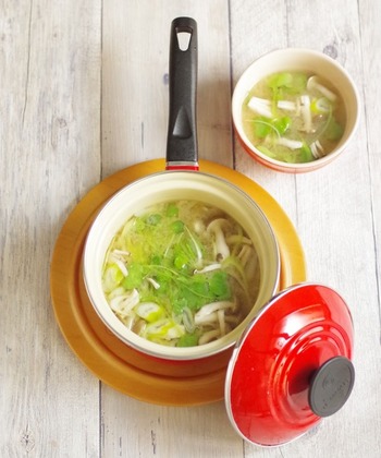 熱伝導が早く軽量なカーボン（鋼板）スチールに、「ル・クルーゼ」の象徴的なカラーのエナメル加工を施したソースパンです。ミルクを沸かしたり、スープやお味噌汁作るのはもちろん、一人分のパスタを茹でるのにも使える便利なサイズです。

チェリーレッド、ブルー、ピンク、オレンジの色展開。どれも料理時間が楽しくなる明るい色ばかりです。