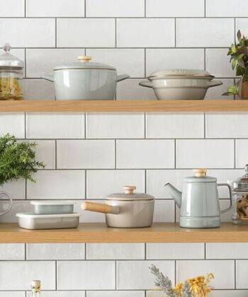 おしゃれなホットプレートが大ヒットしたライフスタイルブランド「BRUNO」のホーロー鍋は、今までにないデザインとニュアンスのある色合で大人気。使い勝手の良さをしっかりキープしながら、「BRUNO」らしいナチュラルでおしゃれなデザインに仕上がっています。

ケトルや容器などのラインナップもあり、シリーズでそろえばキッチンがおしゃれになりそうです。