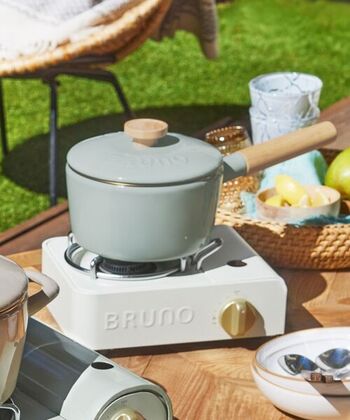 少量の食材を茹でたり、2〜3人分のスープを作るのに最適な16cmの鋼板ホーロー片手鍋です。握りやすい長めのハンドルと蓋のつまみには天然の木材を使用していて、ナチュラル可愛い印象に。

丈夫で軽いため、デイリー使いはもちろんグランピングやキャンプなどアウトドアシーンにも最適です。