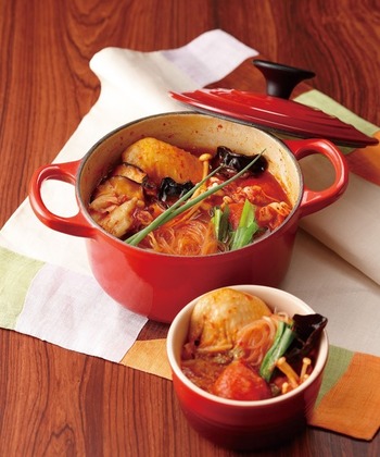 オレンジを代表に、ピンクやイエローなど、南仏の風景を連想させるカラーリングが人気のル・クルーゼのお鍋たち。フランスの小さな村フレノワ・ル・グランで1925年に生まれたル・クルーゼは、100年近く伝統の製法を守りながら、職人の手で1つ1つ見た目にも美しく、機能的なお鍋を作り続けています。

これまでは鋳物ホーローのイメージが強かったのですが、最近では鋼板ホーローのアイテムも展開中。こちらのアイテムも、色選びに困ってしまうほどカラバリが豊富です。