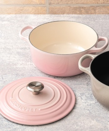 ル・クルーゼのお鍋のおいしさの秘密の1つは、ドーム型の蓋にあります。こんもりと盛り上がった蓋が効率よく熱をまわしてくれ、食材が内側からゆっくりと加熱されます。さらに、蒸気がしっかり食材を包み込み、均一にじっくり加熱。野菜はさらに甘く、肉や魚はふっくら柔らかに仕上げてくれます。

また、蓋とお鍋の間にできるわずかな隙間もお料理をおいしく仕上げる秘密。完全に密閉するよりも、蒸気が隙間からゆっくりと逃げていくことで旨味が凝縮します。