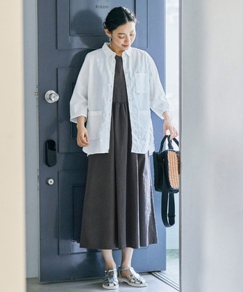 グレーのノースリーブワンピースに、白シャツをジャケットのように羽織るときちんと感が出ます。これならオフィスカジュアルとしてもOK。かごバッグもレザーをミックスならきれいめな印象です。