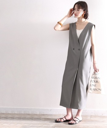 トレンドのロングジレデザインのグレーワンピース。深めのVネックとダブルボタンがメリハリをプラス。シンプルな分、ロゴバッグや太めのバングルで遊び心をプラスしましょう。