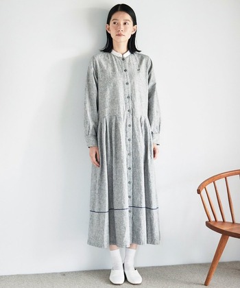 きちんと感のあるクレリックシャツ風のワンピースは、裾のブルーラインがアクセント。足元は白ソックス＆スリッポンでまとめ、清楚な印象を与えます。
