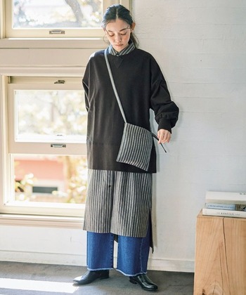 チャコールグレーのストライプシャツワンピースに、オーバーサイズのトップスとワイドデニムを重ね着したレイヤードスタイル。ゆったりシルエットですが、丈感のバランスが絶妙でメリハリのある着こなしです。