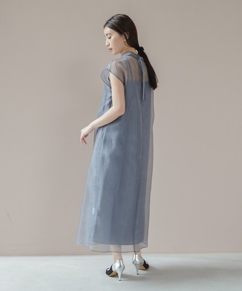 グレーのシアーオーガンジードレス。ストラップの本数やフロントデザインがアシンメトリーになったペチコートを重ねて着用します。ヘルシーな透け感とフレンチスリーブが上品で、大人の女性の魅力を引き出します。
