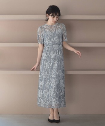 ライトグレーの配色レースが美しいロングドレス。落ち着いた色味で甘すぎず、程よい透け感が大人っぽさを引き出します。エレガントになりすぎないよう、足元やヘアスタイルはシンプルにまとめるのがポイントです。