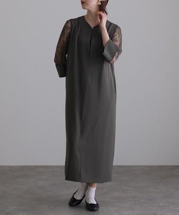 Iラインが大人っぽいチャコールグレーのドレスワンピース。肩から腕の袖部分がレースになっていて、エレガントな印象です。ソックス×バレエシューズならちょっとしたおめかしスタイルに、ヒールを合わせれば結婚式や二次会仕様に。