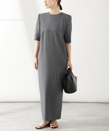 素材が際立つミニマムなデザイン。肩のラインがシャープな印象で、ボディラインが美しく見えるようなシルエットです。ヒールパンプスとミニバッグ、パールアクセサリーを合わせるとセレモニースタイルに。
