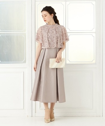 程よいハリ感のあるシャンタンを使用したワンピースとレースブラウスの組み合わせ。ブラウスは取り外しができ、シンプルなワンピースとしても使える2WAY仕様です。

ワンピースはタイトなつくりに見えますが、背中部分がリボン仕様になっていてサイズ調整が可能。膝がしっかりと隠れるミモレ丈で上品な雰囲気です。