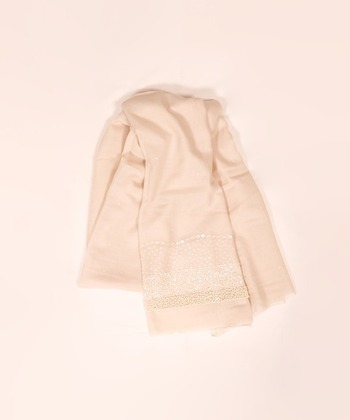 モダンなスパンコール刺繍を施した、滑らかなウールシルク素材の大判ストール。落ち着いたカラーなので、大人のオケージョンスタイルにぴったりです。