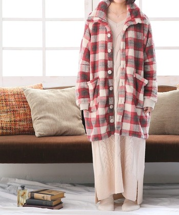 ・着丈（S）77cm（M）85cm（L）95cm

完全オフのおうち時間でもセンスの良さは失わないリラックスコーデ。ヒップが隠れるゆったりとしたシルエットに大きめのポケットとボタンがアクセントになっています。身動きしやすい柔らかな素材で、心地良さ抜群。