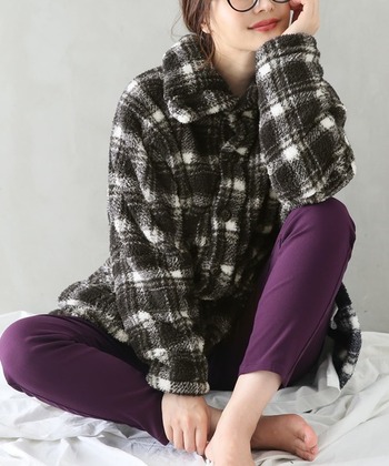 襟を立てると首元に隙間ができず、より暖かさを感じられます。デザインは無地とチェック柄があり、どちらも外に着ていけるほどおしゃれなルックス。キャンプ用にもおすすめです。小柄な女性やお子さん、男性でも着られるタイプなので、家族で揃えてみてはいかがですか？