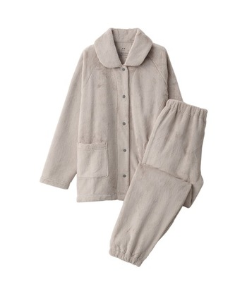 ・着丈（XS）67㎝（S）68㎝（M）69㎝（L）72.5㎝（XL）74㎝

パジャマタイプでおすすめなのが「無印良品」の着る毛布です。脇の縫い目、首のタグ、内側の洗濯表示ラベルが取り除かれているため、着心地がとっても滑らか。ユーカリを主原料とする再生繊維を使った生地で作られていて、ズボンとセットで全身ぽかぽかに暖まります。

