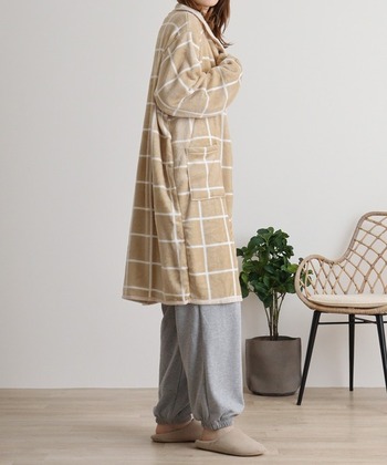 ・着丈97cm

膝にかかるくらいのミディアム丈はジャケットとして気軽に羽織れて動きやすいのがメリット。ふわふわで暖かく、それでいて生地が厚すぎないので肌寒さを感じ始めたらすぐに使えます。