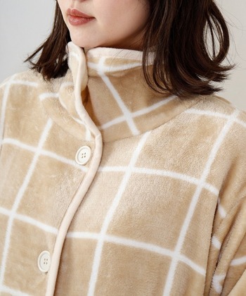 上までボタンを閉めてハイネックにすれば、顔周りも暖か。男性、女性どちらにも合うデザインが全6タイプ展開されています。