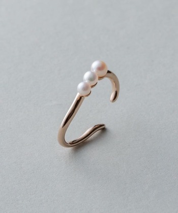 優しいカーブを描いた縦長ラインが美しい、ライナーカフ。淡水パールが3つあしらわれ、ツヤのあるコーティングが上品なデザインです。