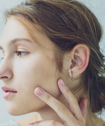 耳元にしっかりとフィットし、柔らかい雰囲気を演出しています。オケージョン含めて、オンオフどちらも使える万能アイテム。他のイヤーカフとのレイヤードもおすすめですよ。

☑タイプ：変形リング型イヤーカフ
☑サイズ：約 直径10×4mm / 幅3mm 
☑カラー：ピンクゴールド / イエローゴールド
☑素材：SV925 /淡水パール / イエローゴールドコーティングorミストピンクゴールドコーティング（共にニッケルフリー）