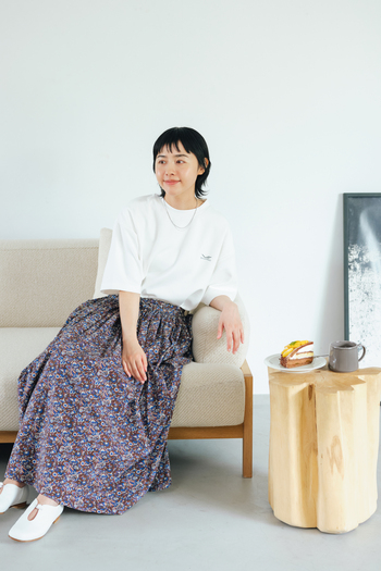 カフェでゆったり過ごす日は、楽ちんだけどスタイリッシュなワンツーコーデを。カラフルな花柄スカートは、シンプルトップスと好相性。甘さをほどよく抑えれば、大人っぽい雰囲気に仕上がります。オーバーサイズのTシャツはインしてすっきり見せ。ゆったりした着心地で、いつものカフェタイムもよりくつろぎのひとときに。