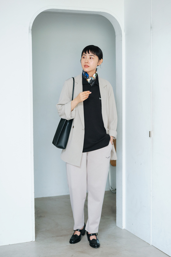 打ち合わせや営業で外出が続く日こそ、リカバリーウェアの出番!ジャケットを同系色で合わせて、きれいめな印象に。首元にはカラフルなスカーフをプラスして、カジュアルすぎない大人のアクセントを。トップスには同シリーズのポロシャツを仕込んで疲労回復。仕事終わりの疲れもぐっと和らぐはず。