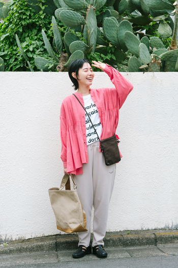 休みが取れたので、近場へ日帰り旅行。旅先を快適に過ごすには、やっぱり動きやすさが大切!電車や車での長時間移動も、吸水速乾性と伸縮性に優れたパンツならシワを気にせずアクティブに過ごせます。ロゴTに鮮やかなブラウスを羽織って、気分も明るく元気な印象に。足元は歩きやすいレザーサンダルで、上品さも忘れずに。