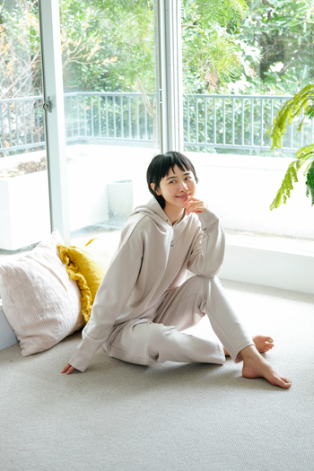 今日は仕事もプライベートもオフ。旅の疲れを癒やすリラックスデーには、同色のパーカーとテーパードパンツを合わせてセットアップ風に。ゆったりシルエットだから、思いきりくつろぎたい日もノンストレスです。大きめフードは首まわりをやわらかい印象に見せつつ、小顔効果も期待◎。休日のおうちコーデはこれで決まり!