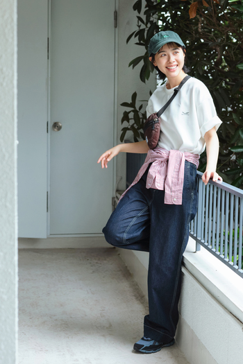 友人とスポーツ観戦へ。動きやすさ重視で、足元はスニーカーがマスト。Tシャツ×デニムの定番スタイルには、赤のストライプシャツを腰巻きしてアクセントをプラス。レジャーシーンでは紫外線対策にキャップを、さらに貴重品をサッと取り出せるボディバッグで実用性も◎。Tシャツは裾イン&袖を軽くロールアップして、腕まわりをすっきり見せて。