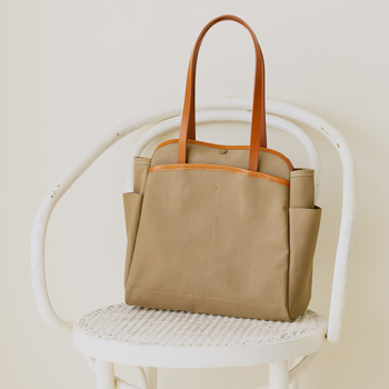 写真はカーキ×タン
（本体）W37×D13×H32cm （持ち手）長さ54㎝ ※若干の誤差、個体差のある場合がございます