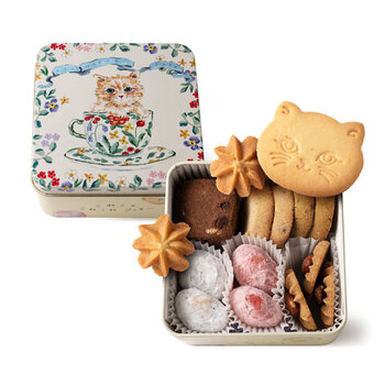 「こねこのこねこねクッキー缶」と、名前からすでにかわいいクッキー缶。イラストレーター・利光春華さんの繊細な猫の絵柄がデザインされた缶の中には、猫型のバタークッキーやスノーボールがぎっしり。プレゼントはもちろん、自分のご褒美としても置いておきたくなる一缶です。