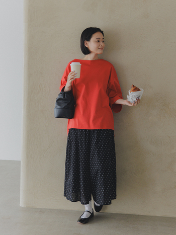 秋の風を感じながら、話題のスイーツをテイクアウトして街を散策。漂う甘い香りに、思わず笑みがこぼれます。動きやすくスカートライクに揺れるドットのボリュームパンツを合わせて、ほんのりフレンチシックな気分。深みのあるレッドを添えれば、気持ちもぐっと華やかに。