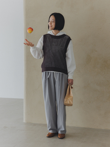 親戚から届いた旬の果物を紙袋に詰めて、友人のもとへ。秋の味覚をシェアする時間は、自然と会話も弾みます。ワークテイストのフードシャツにメッシュニットベストを重ねれば、今っぽいレイヤードスタイルに。気の置けない友人に会うひとときも、ちょっとしたイベントにしちゃおう！