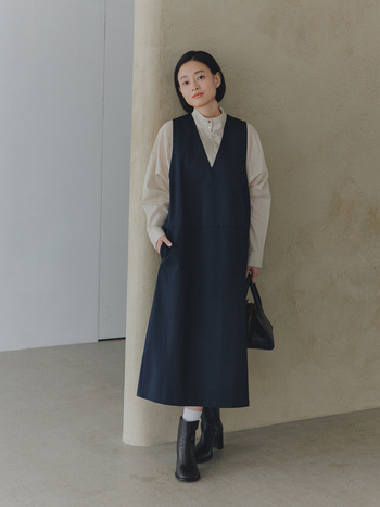 家族そろって少し特別なレストランへ。家族を祝う食卓には、笑顔があふれ、にぎやかな時間が広がります。カジュアルなジャンパースカートも、ハリ感とシックな色合いを選べば、ぐっと大人っぽい印象に。バッグやブーツでシックにまとめれば、きちんとした場面にふさわしい上品さを添えてくれます。