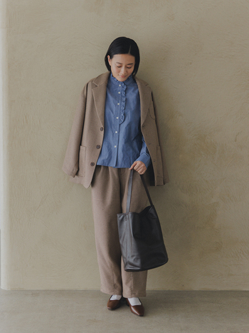 秋はイベントも多くて心が弾む季節。でも、お仕事の日は気持ちを切り替えて、きちんと感のある装いで臨みたいもの。ブリティッシュなチェック柄のセットアップは、トレンドのブラウンで旬顔に。ブルーのフリルシャツをのぞかせて、仕上げに甘さをひとさじ。