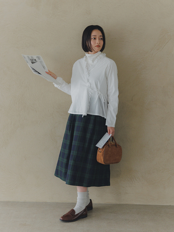 静けさに包まれた館内で、名画と向き合うゆるやかな時間。美術館には、トラッドなチェック柄のスカートを主役にした装いで。カシュクールのレースカーディガンを合わせれば、繊細さと凛とした印象が程よく調和。甘さと辛さをバランスよく効かせて、上品さが際立つコーディネートに仕上げましょう。