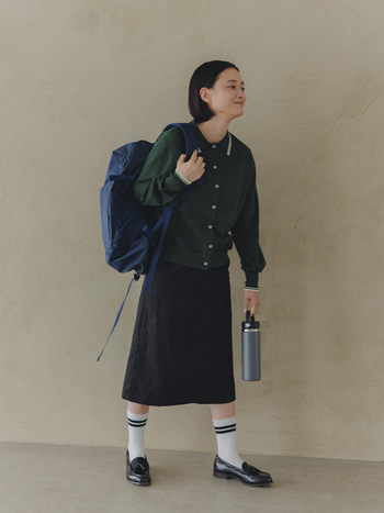 爽やかな秋空の下、テニスの体験レッスンへ。初めてのチャレンジに、少し緊張しながらも気分は高まります。ニットポロを軸にしたプレッピースタイルなら、動きやすさの中にきちんと感も。アクティブなシーンに映える装いで、スポーツの秋を軽やかに彩ろう！