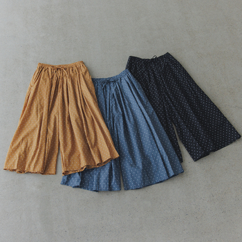 スカートのように揺れるシルエットが特長のボリュームパンツ。可愛らしいドット柄も、さらりと軽いローン素材と落ち着いた配色なら、スタイリングも大人っぽくこなれた雰囲気に仕上がります。ウエストはゴム仕様で、快適なはき心地。裏地付きで安心感もあるので、季節の変わり目にも心地よく着られる一枚です。