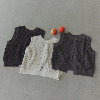 前後どちらでも着られる2WAY仕様のメッシュニットベスト。ワンピースやシャツに重ねるだけで、スタイリングの幅が広がり、着こなしのアクセントにもなります。シャリ感のあるコットン糸を使用しているから、まだ汗ばむ秋の行楽日和にもさらっと着用可能。