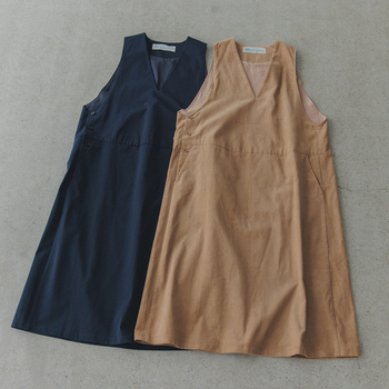 ボックス型のすっきりとしたラインでカジュアルすぎず上品に着られるキナリノ別注のVネックジャンパースカート。大きく開いた袖口で重ね着もしやすく、ハリのあるコットン素材が体のラインを拾わずすっきり見せてくれます。ロング丈ながら小柄な方にもおすすめ。同型でコーデュロイ素材（写真右）も。