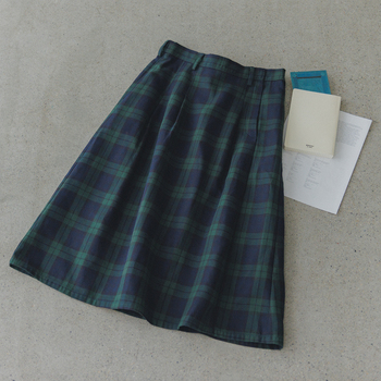 ウエストまわりをコンパクトに仕上げ、裾に向かってフレアに広がるAラインシルエットが魅力のチェックスカート。トラッドな雰囲気を持ちながら、トレンド感のある丈感で今らしく着こなせます。秋はソックス合わせで軽やかに、冬はロングブーツでぐっと大人っぽく。季節ごとの足元で表情を変えて楽しめます。